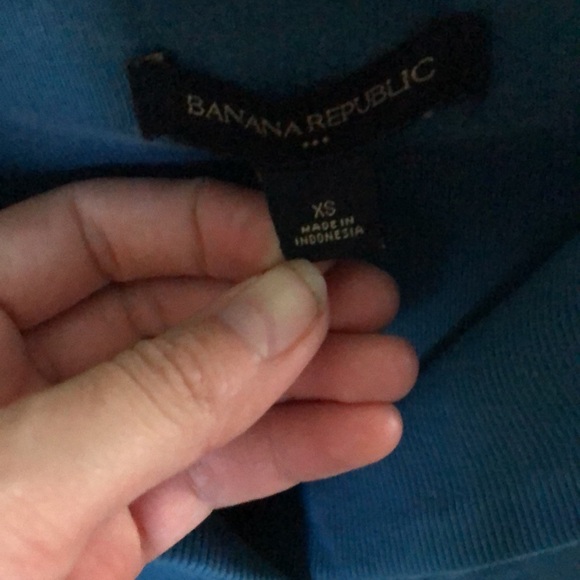 🪷 5/$10 🪷 Banana Republic sweater. Two white spots in the back - Picture 6 of 6